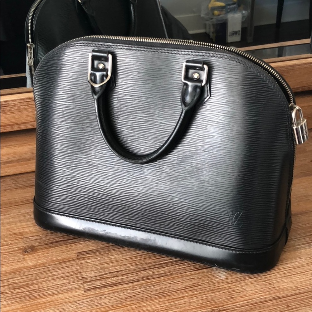 Authentic Louis Vuitton Epi Alma Bag